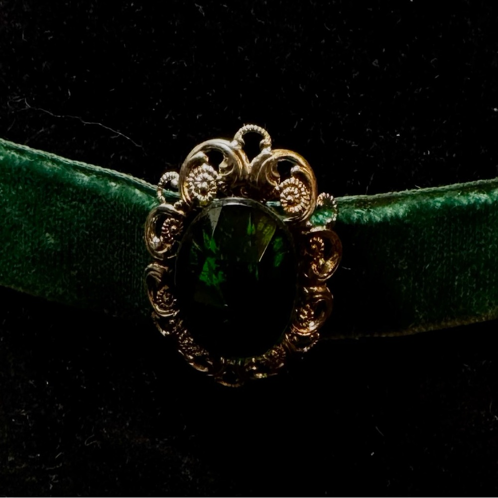 Girls Green Velvet Choker - Picture 2 of 6